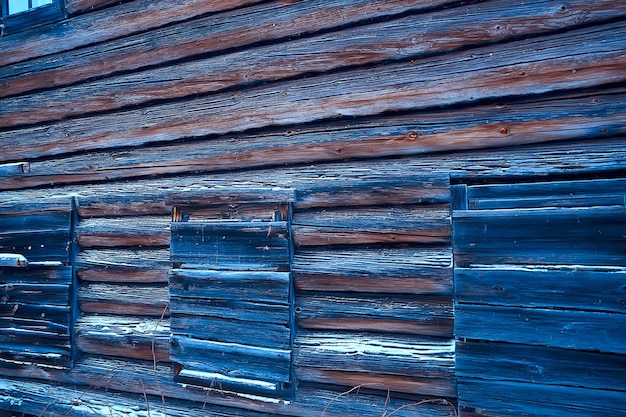 houten huizen op het Russische platteland / houten architectuur, Russisch provinciaal landschap, dorp met winterzicht in Rusland