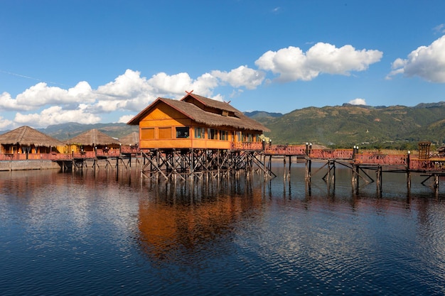 Houten huizen op palen bewoond door de stam van inthar inle lake myanmar