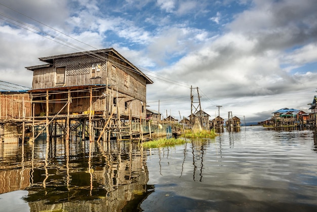 Houten huizen op palen Inle Lake Myanmar