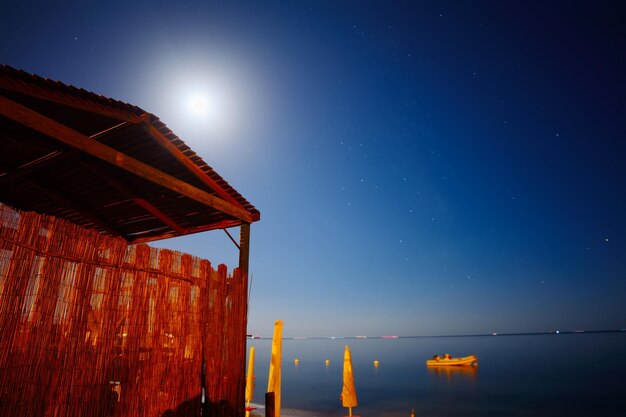 Houten hut aan zee in Alghero, Italië