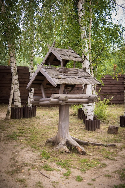 houten hut, houten huis, vogelvoeder in het park
