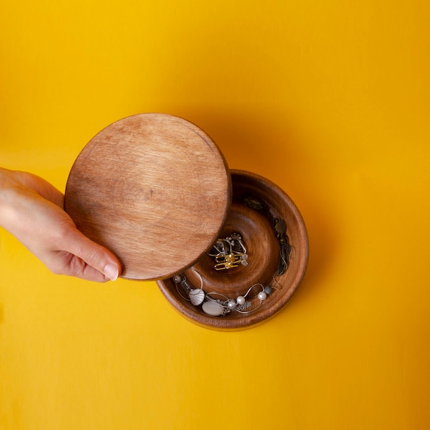 houten juwelendoos met gele achtergrond