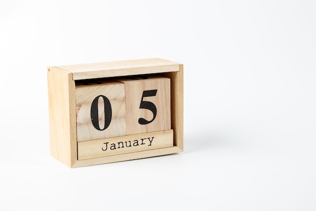 Houten kalender 05 januari op een witte achtergrond