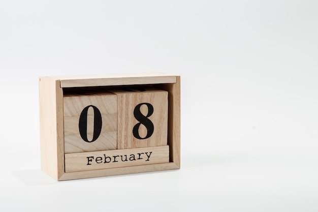 Houten kalender 08 februari op een witte achtergrond