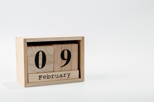 Houten kalender 09 februari op een witte achtergrond