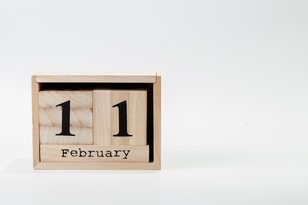 Houten kalender 11 februari op een witte achtergrond