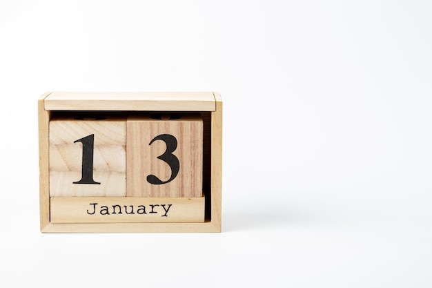 Houten kalender 13 januari op een witte achtergrond