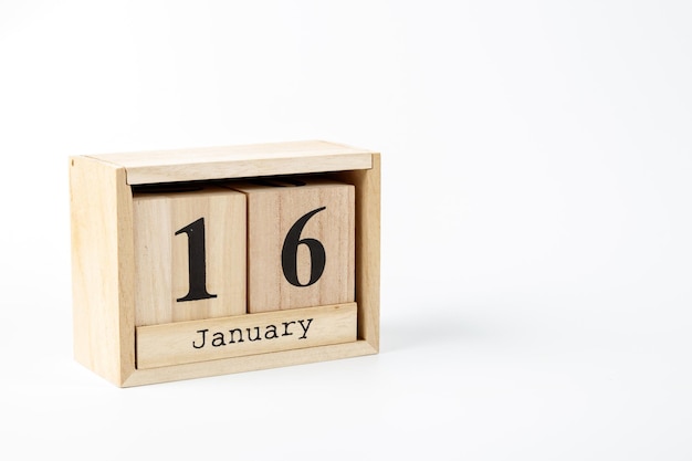 Houten kalender 16 januari op een witte achtergrond