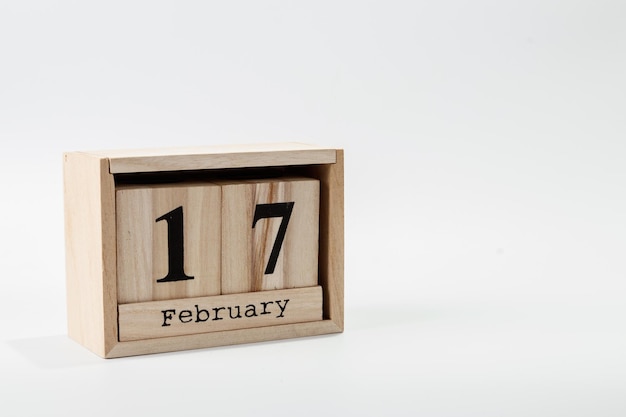 Houten kalender 17 februari op een witte achtergrond