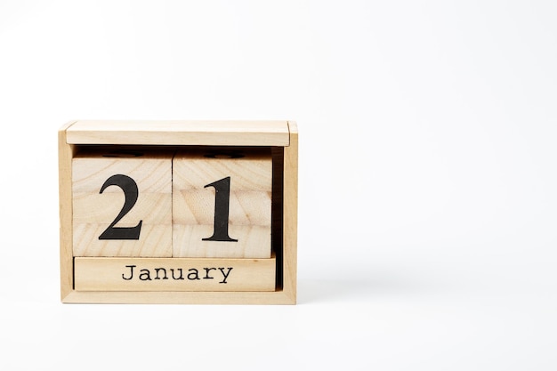 Houten kalender 21 januari op een witte achtergrond