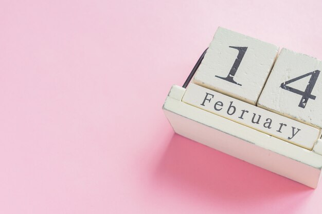 Houten kalender met 14 februari datum