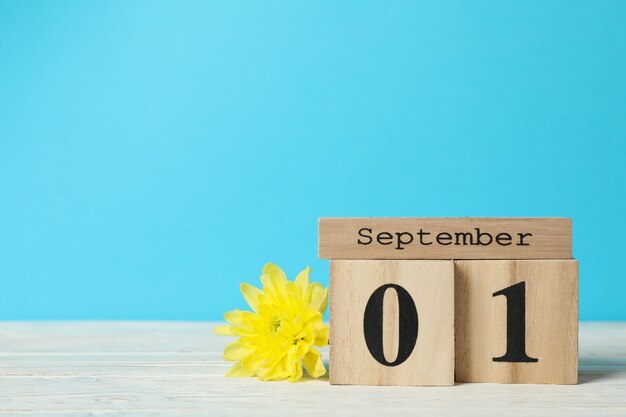 Houten kalender met september en chrysant op houten tafel, ruimte voor tekst