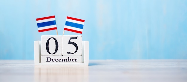 Houten kalender met vlaggen van Thailand