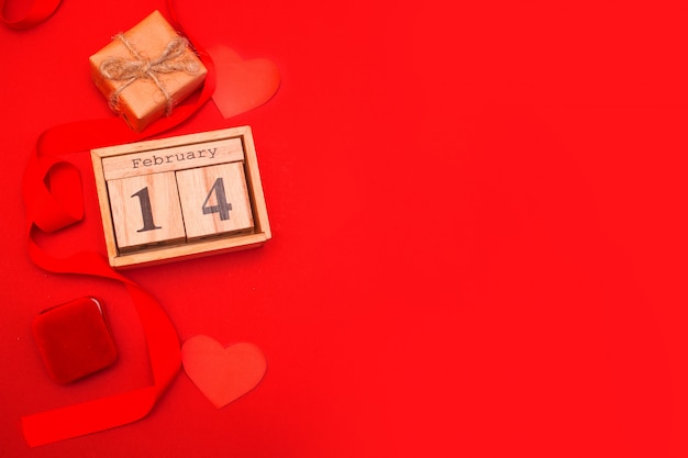 Houten kalender op een rode achtergrond. Valentijnsdag