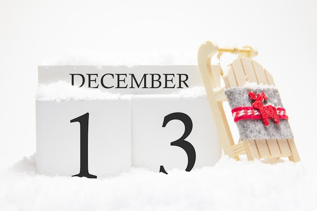 Houten kalender voor 13 december van de wintermaand.