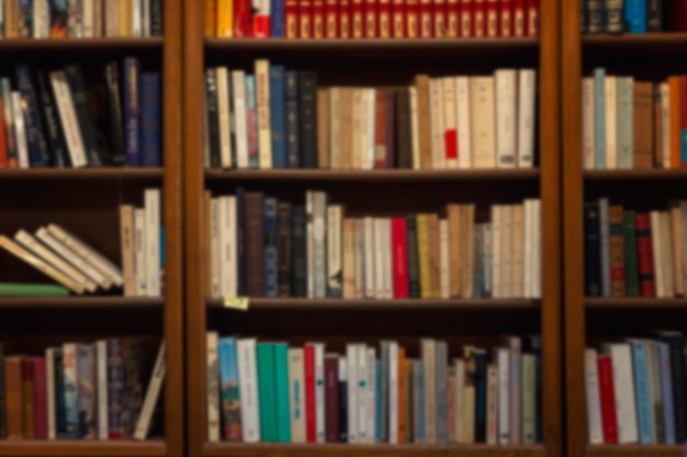 Houten kast met boeken. Onderwijs en literatuur. Vervaagd.