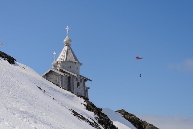 Houten kerk in Antarctica op het Russische Antarctische onderzoeksstation van Bellingshausen