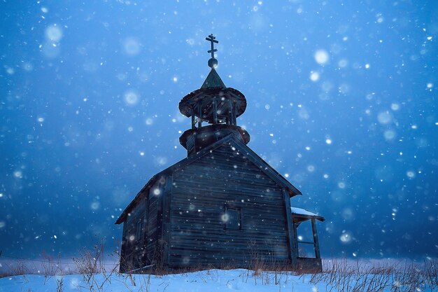houten kerk in Finland / winterlandschap in Scandinavië uitzicht op de houten kerk, oude architectuur