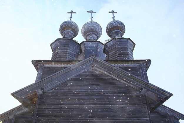 houten kerk in het Russische noordenlandschap in de winter, het christendom van de architectuurhistorische godsdienst