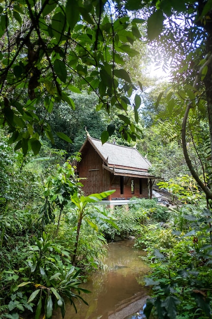 Houten kerk in Thaise stijl bij kantrapruksa-tempel in Mae Kampong-dorp Chiang Mai, Thailand