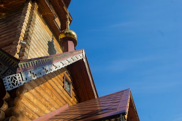 Houten kerk ingewijd door de zon, close-up