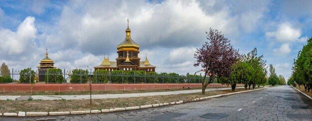 Houten kerk van st. sergius van radonezh in sergeevka resort, regio odessa, oekraïne, op een zonnige herfstdag