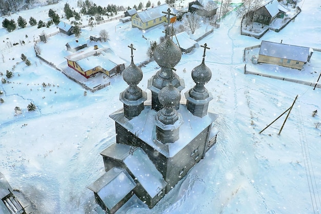 houten kerk winter bovenaanzicht, landschap russische noord-architectuur