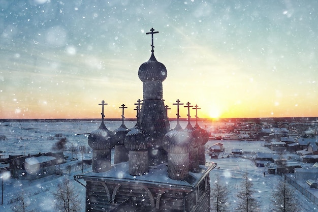 houten kerk winter bovenaanzicht, landschap russische noord-architectuur