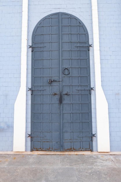 Houten kerkdeuren met sierlijke metalen hardware