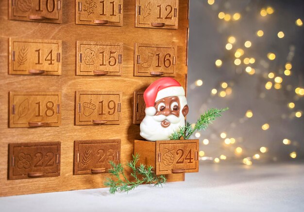 Foto houten kerst advent kalender met chocolade kerstman