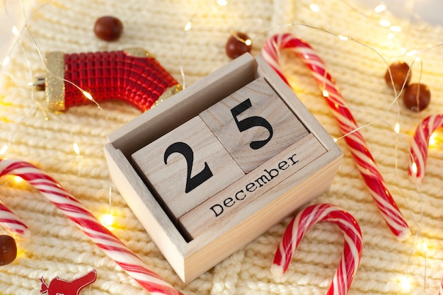 Houten kerstkalender met de datum van 25 december