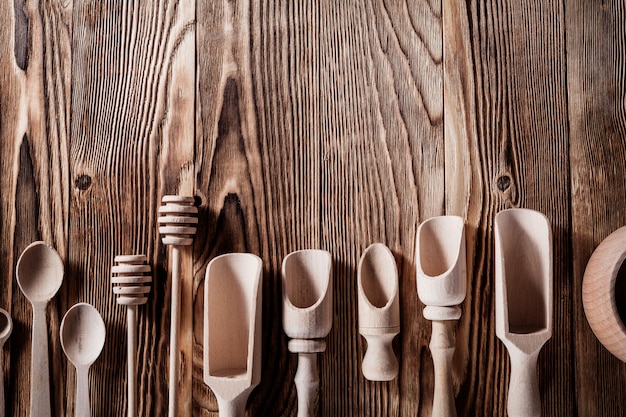 Houten keuken set geïsoleerd op een houten tafel