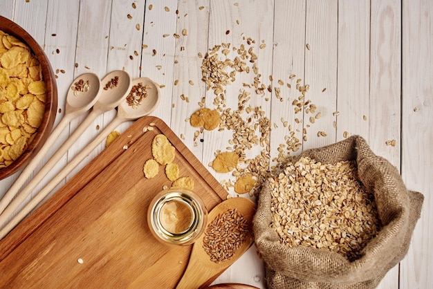 Houten keukenartikelen eten muesli uitzicht van bovenaf