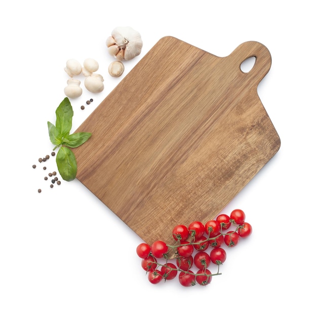houten keukenbord en ingrediënten voor het koken van pasta op een witte tafel