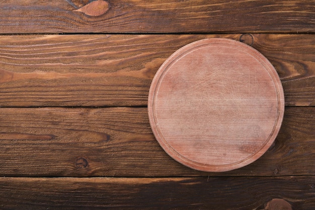 Houten keukenplank Op een houten ondergrond Bovenaanzicht Vrije ruimte voor uw tekst