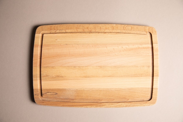 Houten keukenplank op tafel
