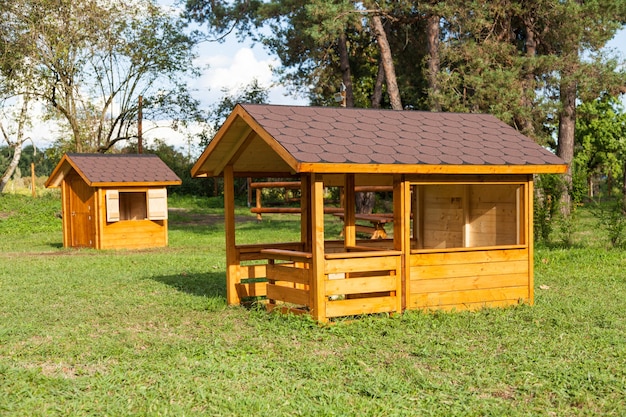 Houten kinderhuisjes in een Italiaans park