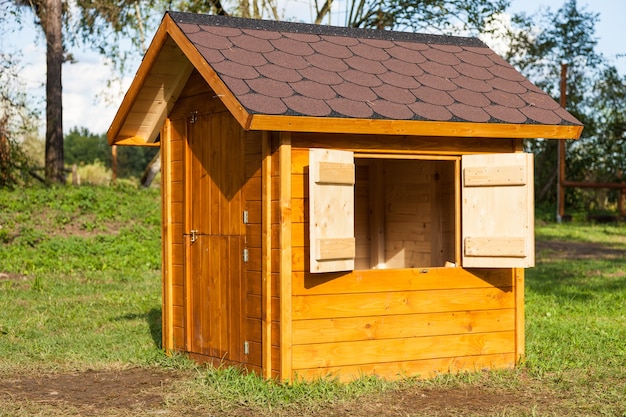 Houten kinderhuisjes in een Italiaans park