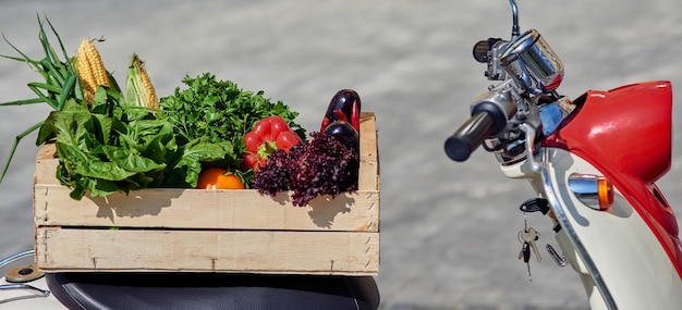 Houten kist met boodschappen op scooterkoffer