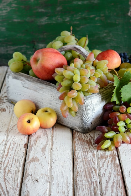 Houten kist met geurige rijpe appels en druiven Fruit Basket Organic