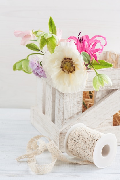 Houten kist met papaver en bloemen