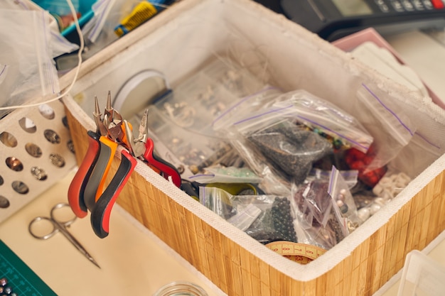 Houten kist met tang om metaaldraad te buigen met rondbektang om tuimelchips sieraden te maken en andere dingen voor handgemaakte hobby