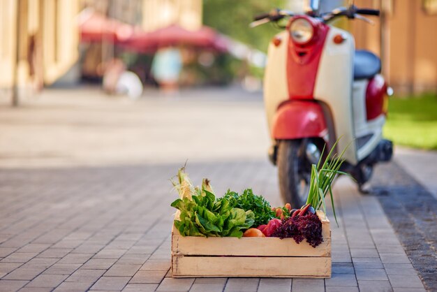 Houten kist met verse groene boodschappen