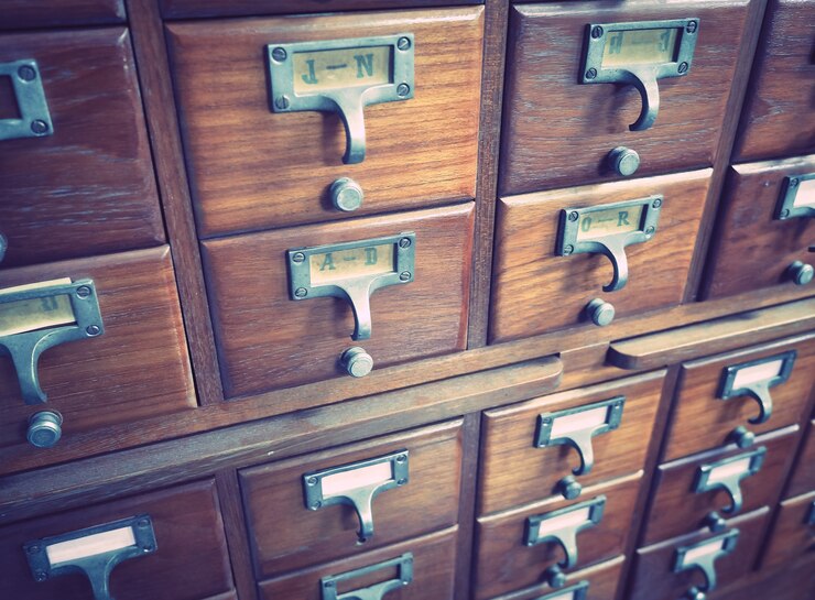 Houten kisten voor indexkaarten in bibliotheek