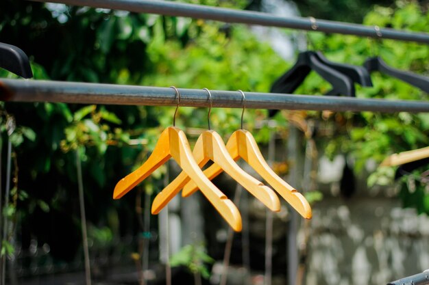 houten kledinghanger met een natuurlijke bladachtige achtergrond in de tuin