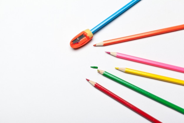 Houten kleurrijke gewone potloden geïsoleerd op een witte achtergrond