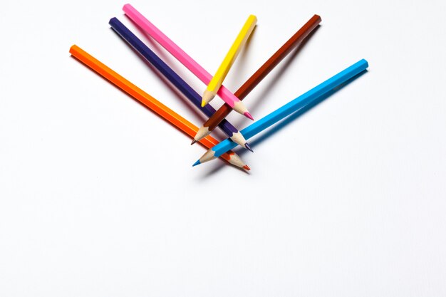 Houten kleurrijke gewone potloden geïsoleerd op wit