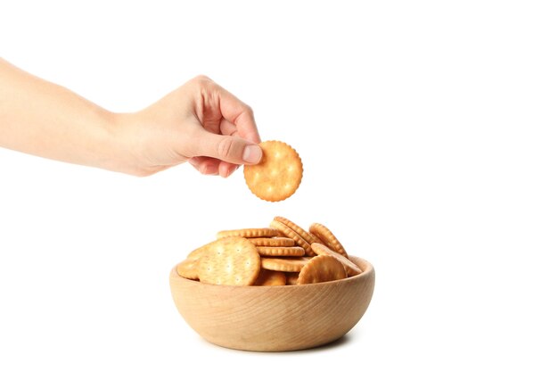 Houten kom met cracker koekjes en vrouwelijke hand houdt cracker