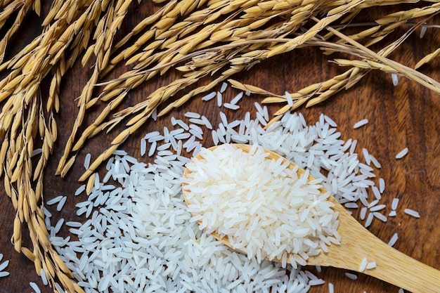 Houten kom met rijst op rijst en rijstoren achtergrond met kopieerruimte voor uw tekst bovenaanzicht Natuurlijk voedsel rijk aan eiwitten