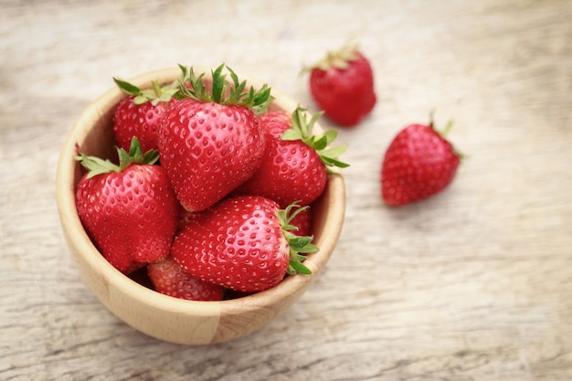 houten kom met verse aardbeien voor gezond eten